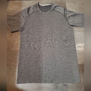 Lululemon Metal Vent short sleeves shirt. Black and grey patterns. Men size S.